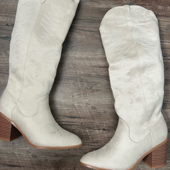 faux suede cream colored boots brand new in box - Picture 2 of 3
